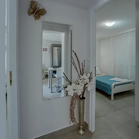 Irida Aparthotel *