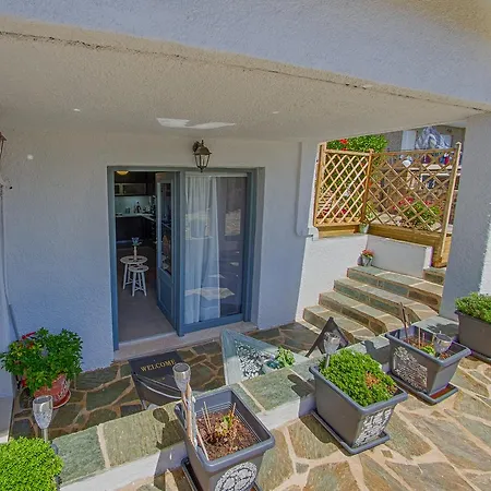 Irida Aparthotel *