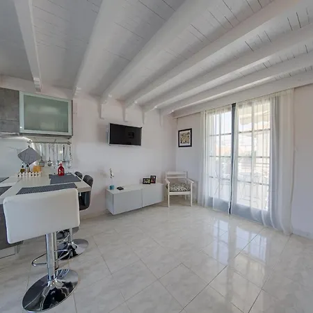 Irida Aparthotel *